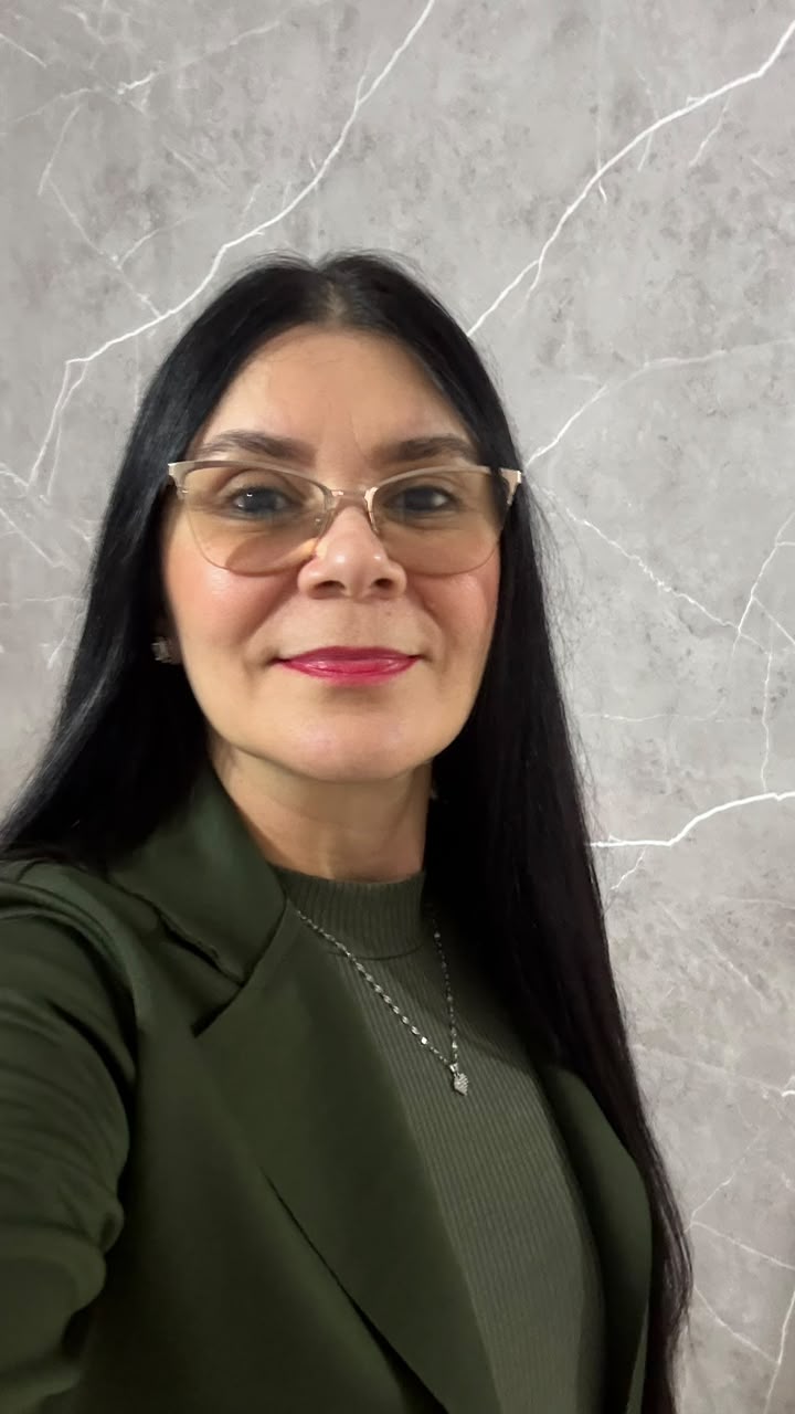 Retrato de Gilmara Ferreira com blazer verde